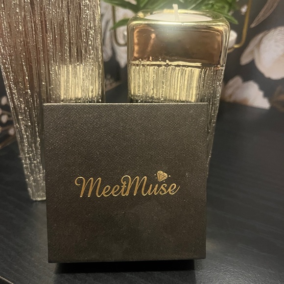 Meet Muse White Teardrop Earrings - Picture 3 of 3